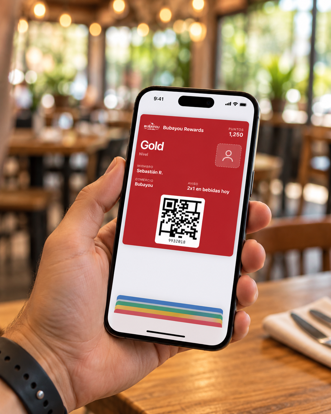 Cliente mostrando su tarjeta de lealtad de marca en Apple Wallet, con puntos y nivel