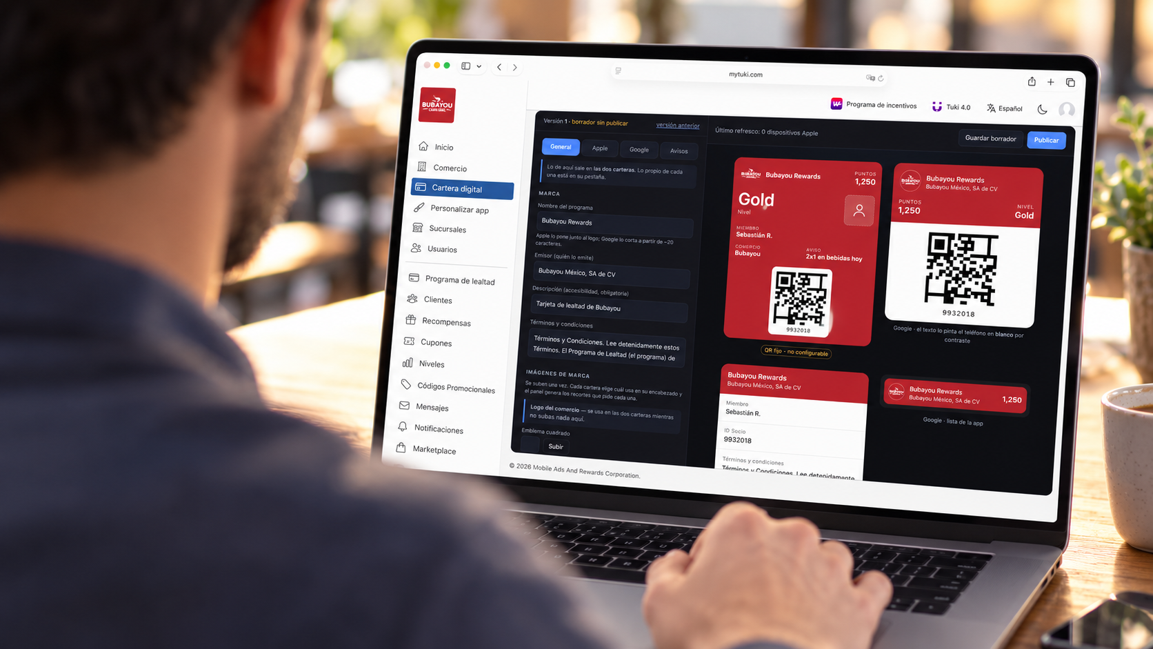 Panel de Cartera digital en mytuki.com: builder de la tarjeta con vistas de Apple Wallet y Google Wallet