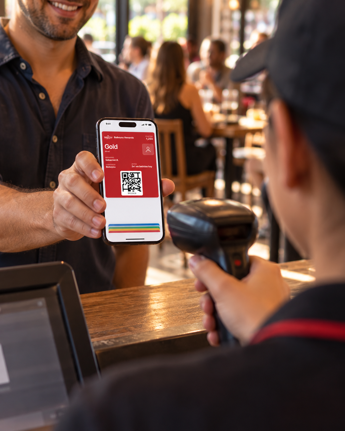 Cajero escaneando el QR de la tarjeta de lealtad en Apple Wallet en el mostrador